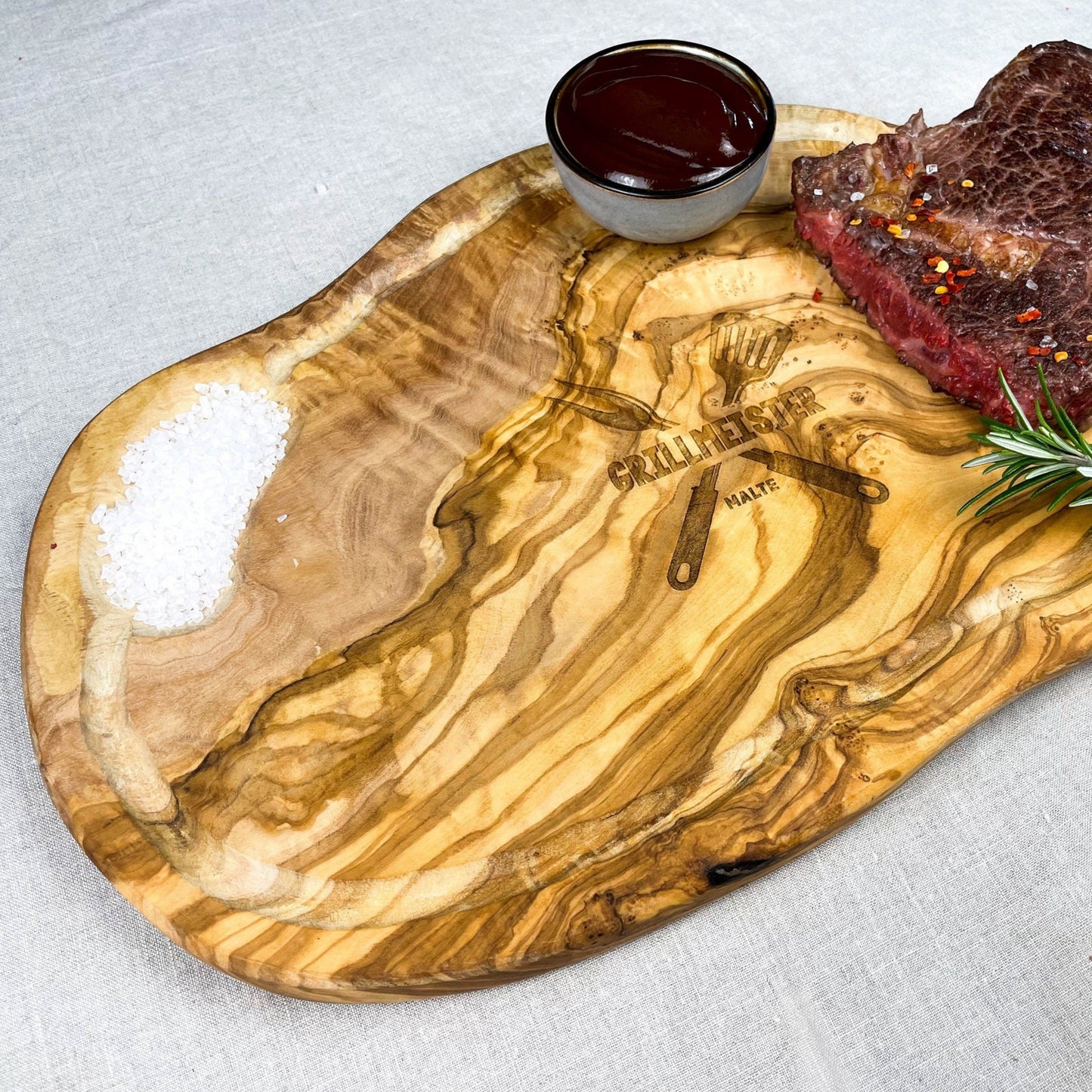 Personalisiertes Schneidebrett aus Olivenholz - Grillmeister