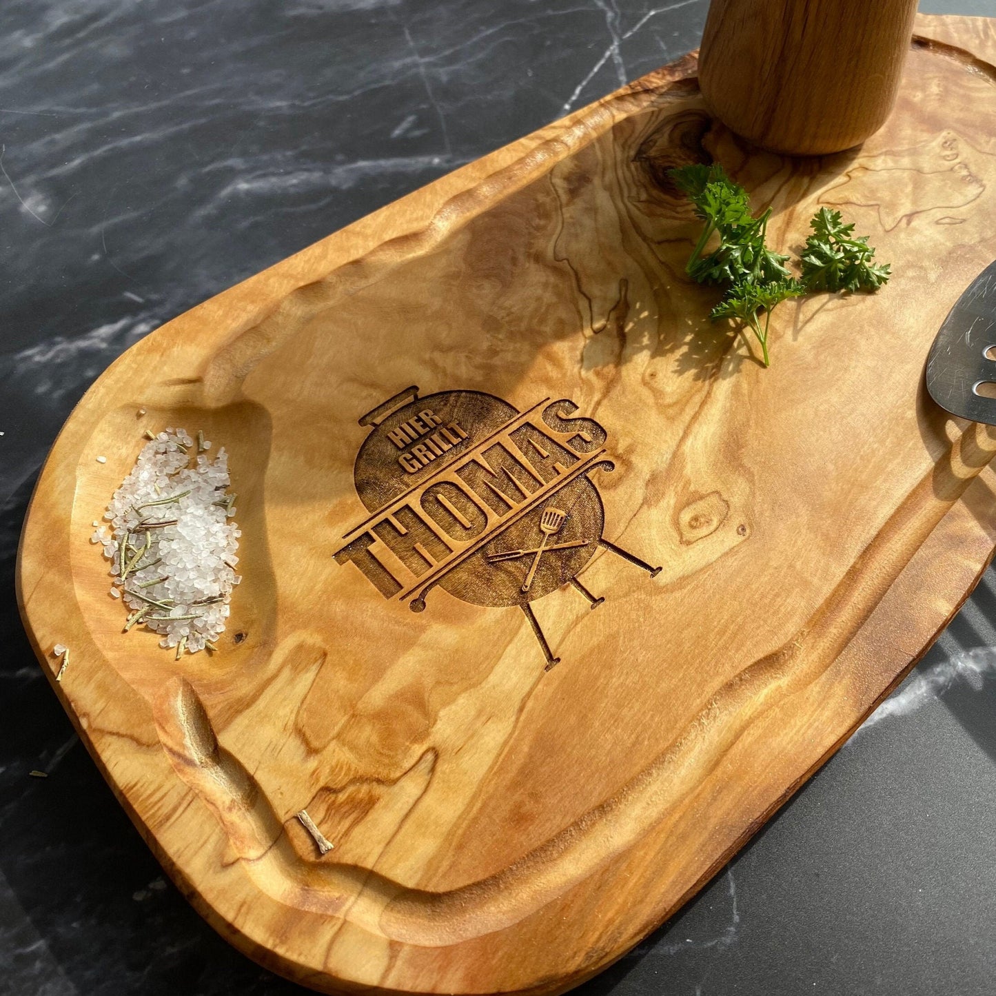 Personalisiertes Schneidebrett aus Olivenholz - Grill mit Namen