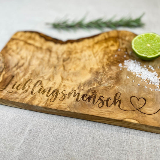 Personalisiertes Schneidebrett aus Olivenholz - Lieblingsmensch - Naturbedacht kaufen