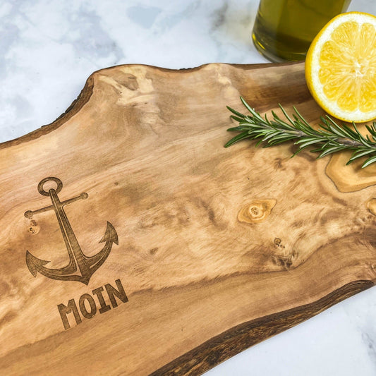 Personalisiertes Schneidebrett aus Olivenholz - Moin - Naturbedacht kaufen
