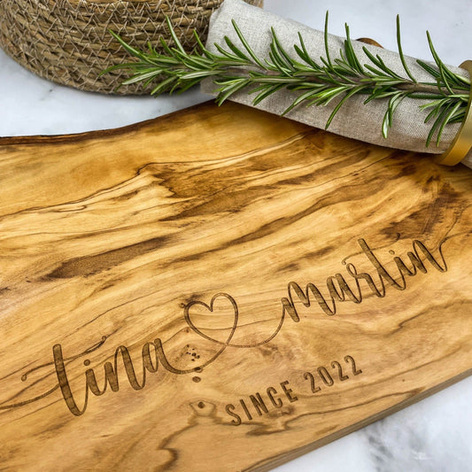 Personalisiertes Schneidebrett aus Olivenholz - Namen mit Herz - Naturbedacht kaufen