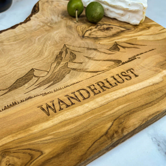 Personalisiertes Schneidebrett aus Olivenholz - Wanderlust - Naturbedacht kaufen