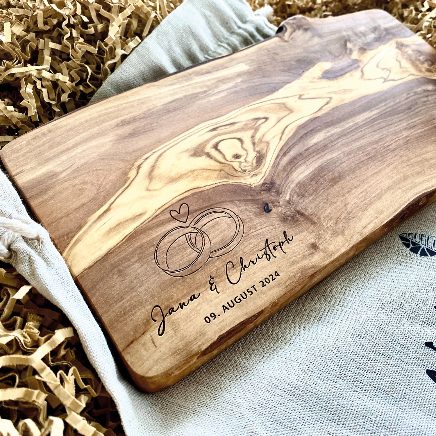 Das Bild zeigt einen Herz aus Holz in rot als Symbol eines Geschenks zur hölzernen Hochzeit - Foto von @sixteenmilesout auf Unsplash