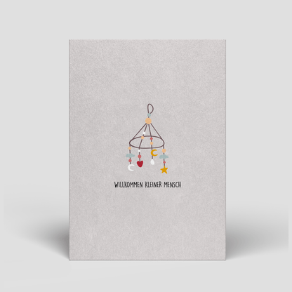 Graue Geburts-Postkarte mit Mobile-Illustration und Text „Willkommen kleiner Mensch“