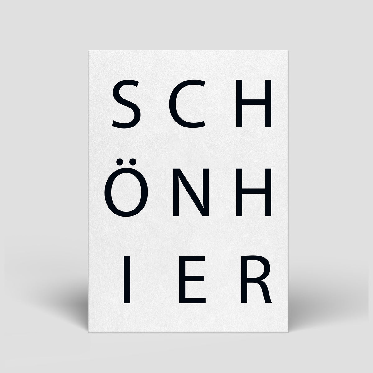 Weiße Postkarte mit großen schwarzen Buchstaben „SCHÖNHIER“
