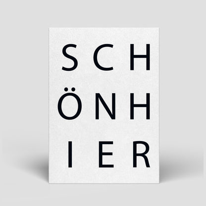 Weiße Postkarte mit großen schwarzen Buchstaben „SCHÖNHIER“