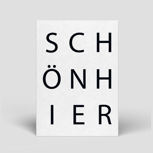 Weiße Postkarte mit großen schwarzen Buchstaben „SCHÖNHIER“