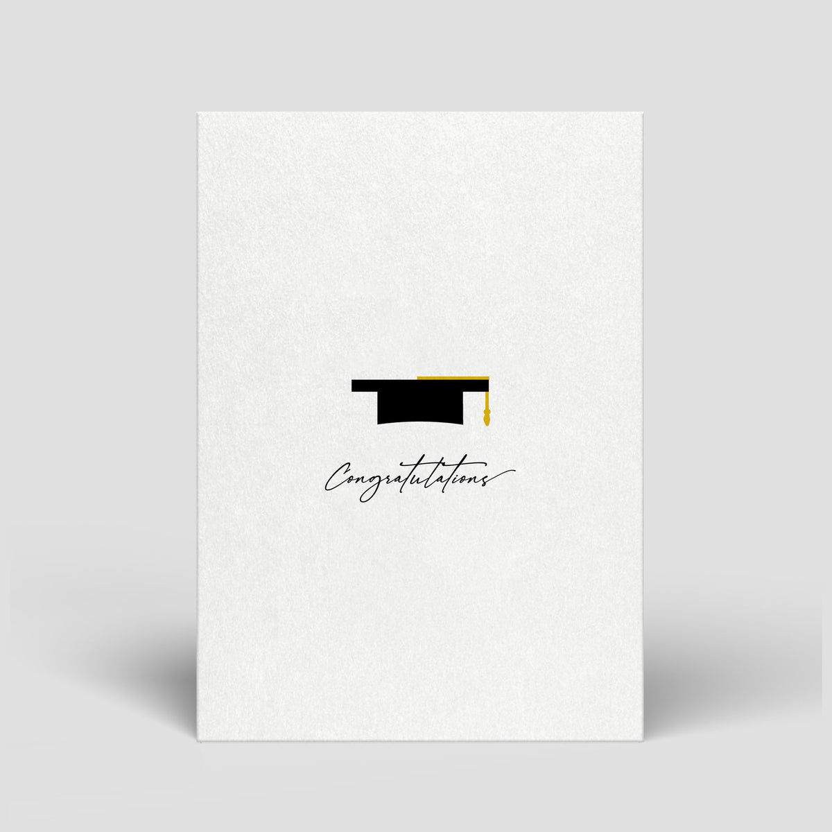 Weiße Postkarte zum Abschluss mit schwarzem Hut und goldener Quaste, Schriftzug