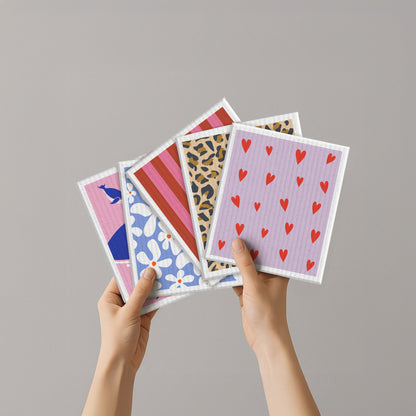 Schwammtuch-Set in der Hand, mehrere Designs inkl. Herzmuster