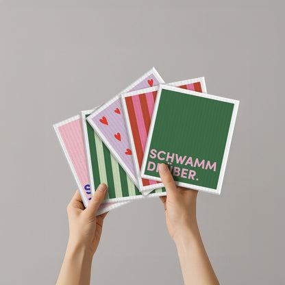 Set aus Schwammtüchern mit Mustern; grünes Tuch mit „SCHWAMM DRÜBER.“