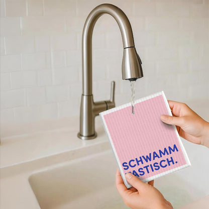 Rosa Schwammtuch mit blauem Schriftzug „SCHWAMM TASTISCH“