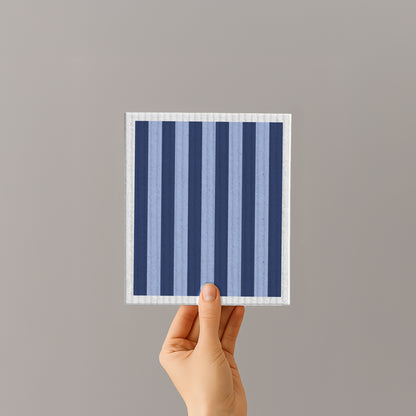Blau gestreiftes Schwammtuch aus Naturfaser, quadratisch, in Hand gehalten