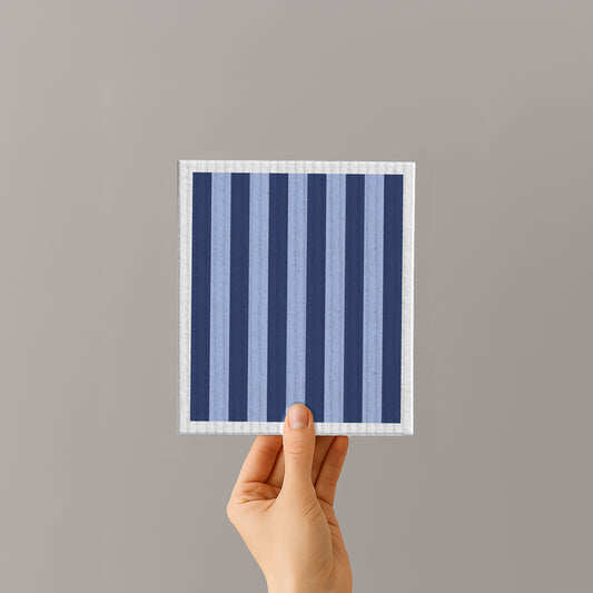 Blau gestreiftes Schwammtuch aus Naturfaser, quadratisch, in Hand gehalten