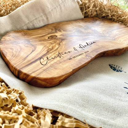 Personalisiertes Schneidebrett aus Olivenholz - Namen und Datum