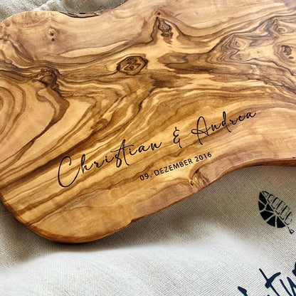 Personalisiertes Schneidebrett aus Olivenholz - Namen und Datum
