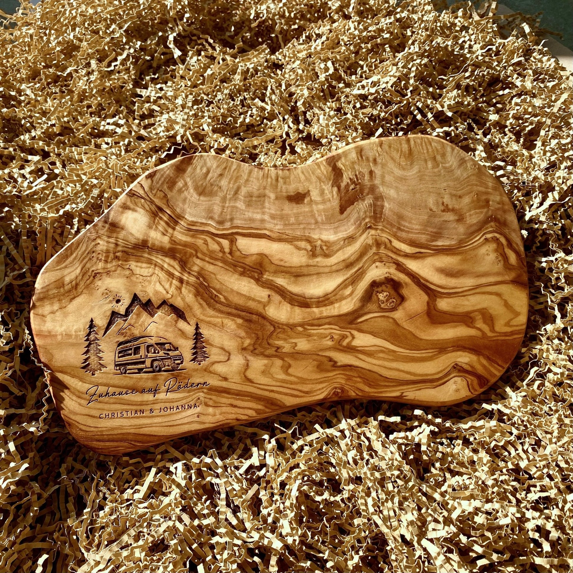 Personalisiertes Schneidebrett aus Olivenholz - Camping - Naturbedacht kaufen