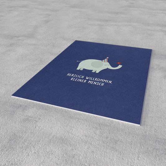 Geburts-Postkarte mit Elefant-Motiv auf blauem Hintergrund und „Herzlich willkommen, kleiner Mensch“