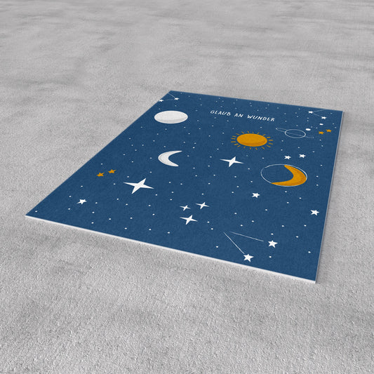 Postkarte mit blauem Sternenhimmel, Mond und Sonne, Text „Glaub an Wunder“
