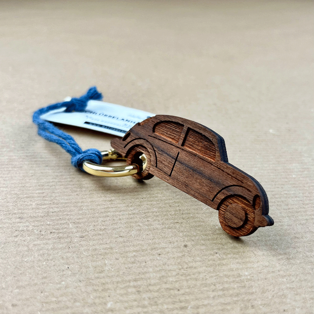Holz-Schlüsselanhänger im Autodesign mit blauem Band und Karabiner