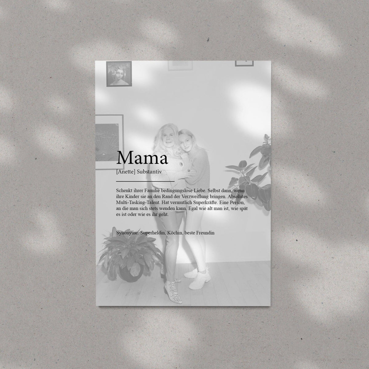 Personalisierter Fotocollage-Poster mit „Mama“-Schriftzug und Foto, in Grau