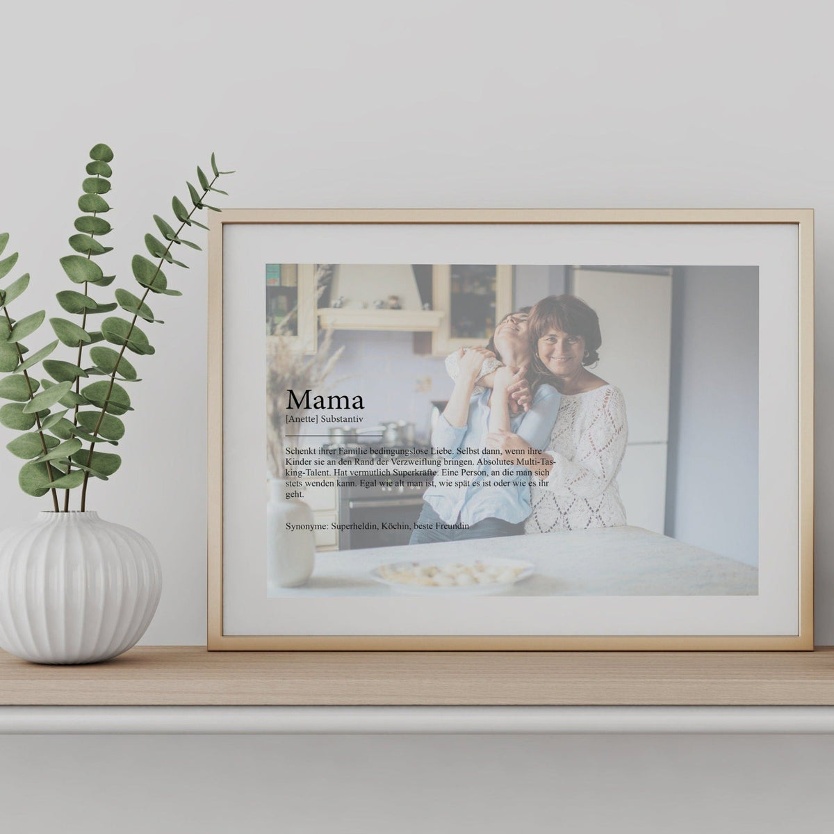 Personalisierter Fotocollage-Poster im Holzrahmen mit farbigem „Mama“-Foto