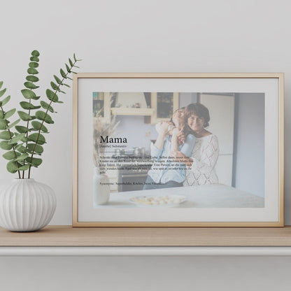 Personalisierter Fotocollage-Poster im Holzrahmen mit farbigem „Mama“-Foto