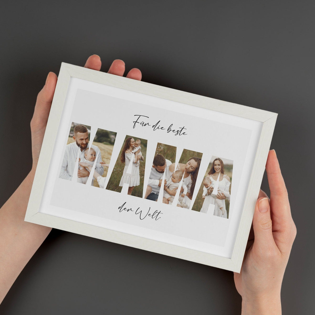 Rahmenposter mit Foto-Motiv „MAMA“ und handschriftlichem „den Welt“-Schriftzug