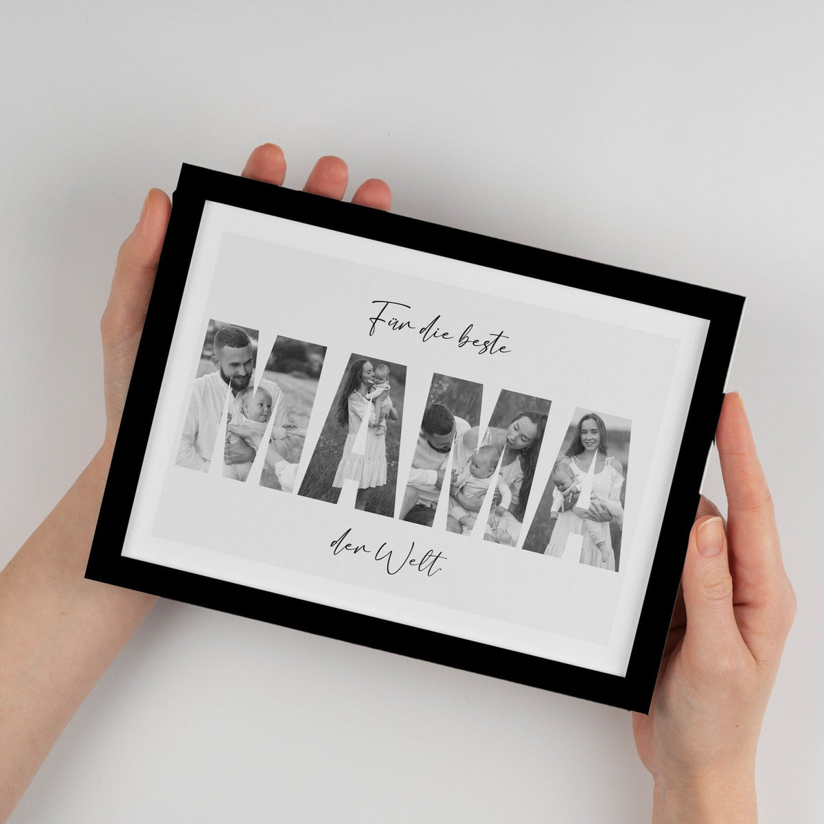 Rahmenposter mit Foto-Motiv „MAMA“ in Schwarzweiß und handschriftlichem Schriftzug
