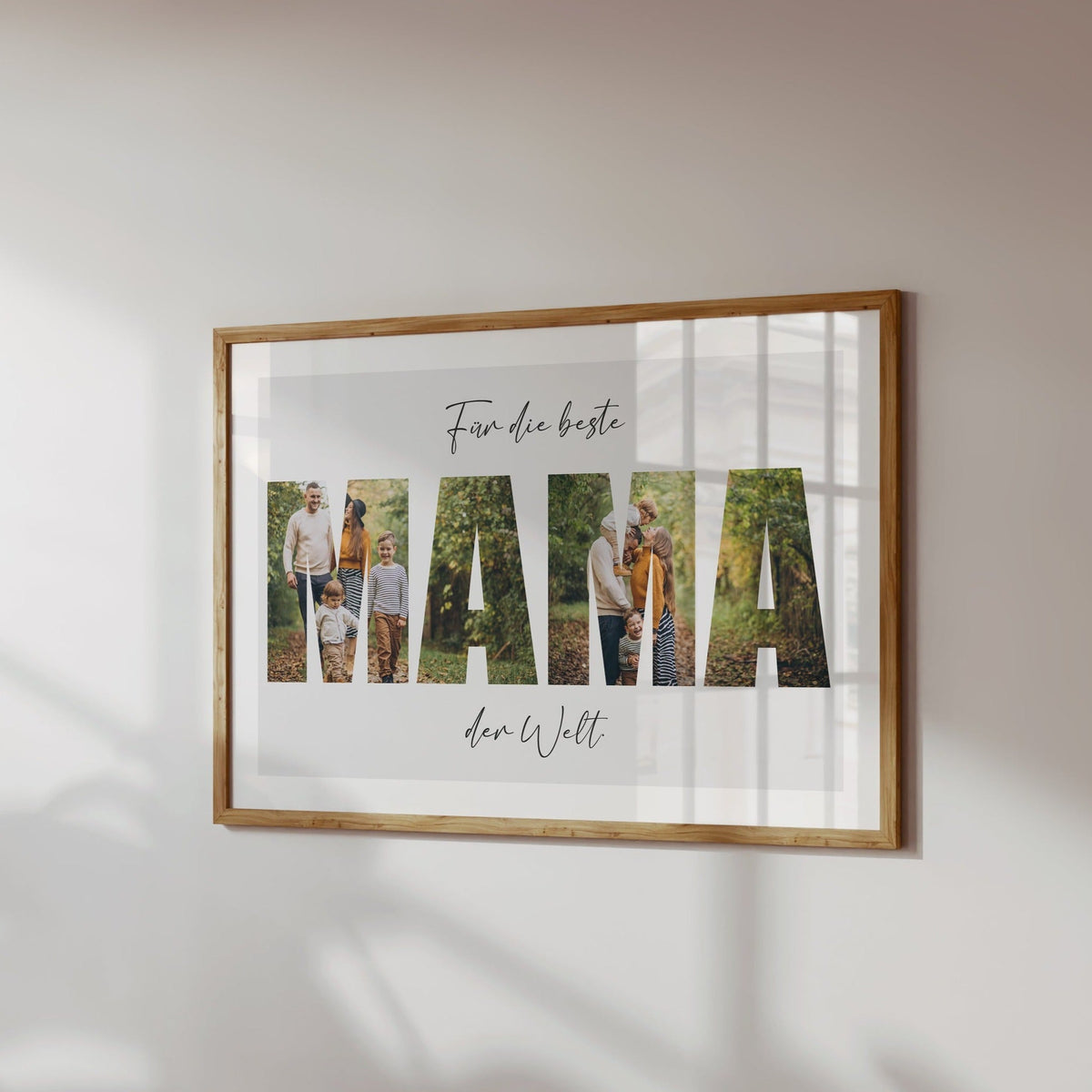 Gerahmtes Poster mit Foto-Motiv „MAMA“ und handschriftlichem „den Welt“-Schriftzug