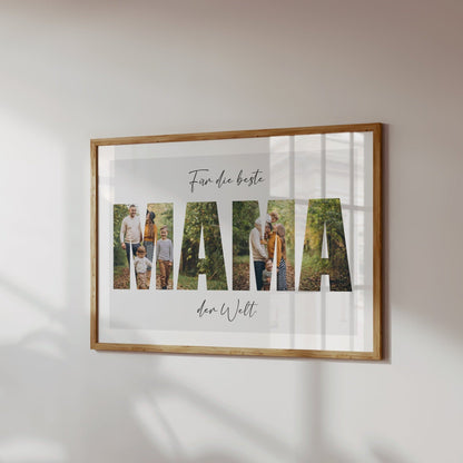 Gerahmtes Poster mit Foto-Motiv „MAMA“ und handschriftlichem „den Welt“-Schriftzug