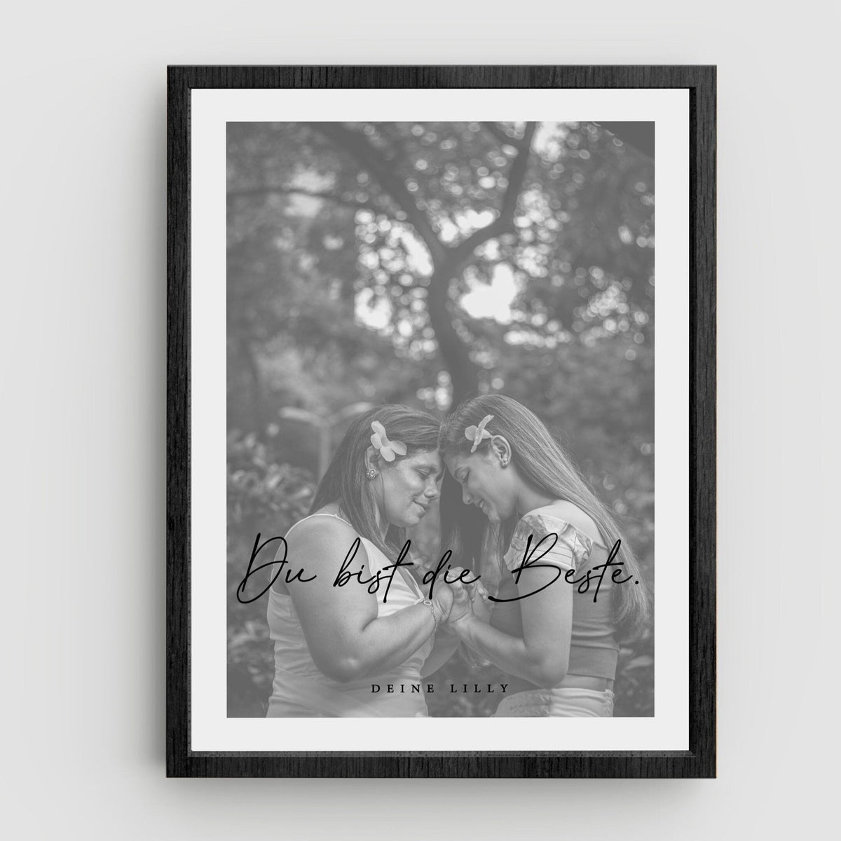 Poster im schwarzen Rahmen mit Foto von zwei Frauen und Schriftzug „Du bist die Beste“