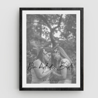 Poster im schwarzen Rahmen mit Foto von zwei Frauen und Schriftzug „Du bist die Beste“