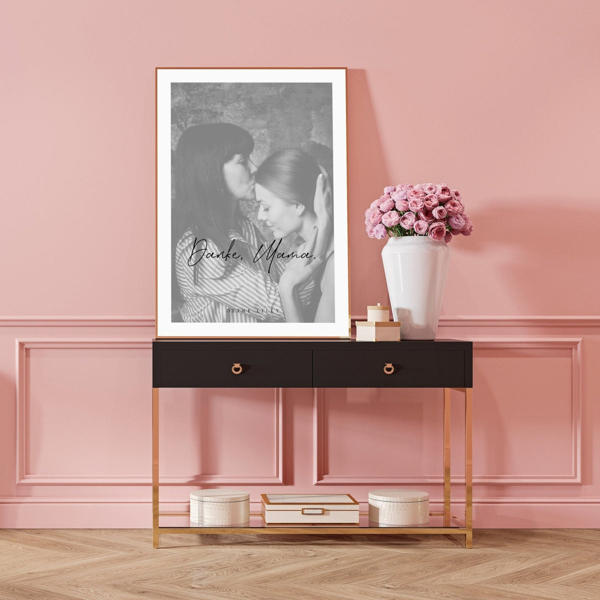 Poster im Holzrahmen mit Foto von Mutter und Kind und Schriftzug „Danke Mama“