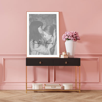Poster im Holzrahmen mit Foto von Mutter und Kind und Schriftzug „Danke Mama“