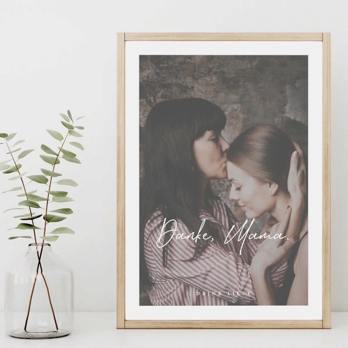 Poster im Holzrahmen mit Foto von Mutter und Kind und Schriftzug „Danke Mama“