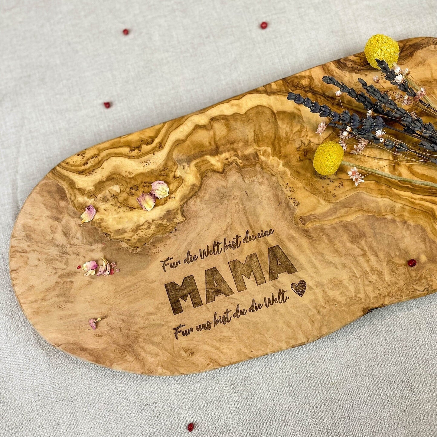Personalisiertes Schneidebrett aus Olivenholz als Geschenk zum Muttertag - Naturbedacht kaufen