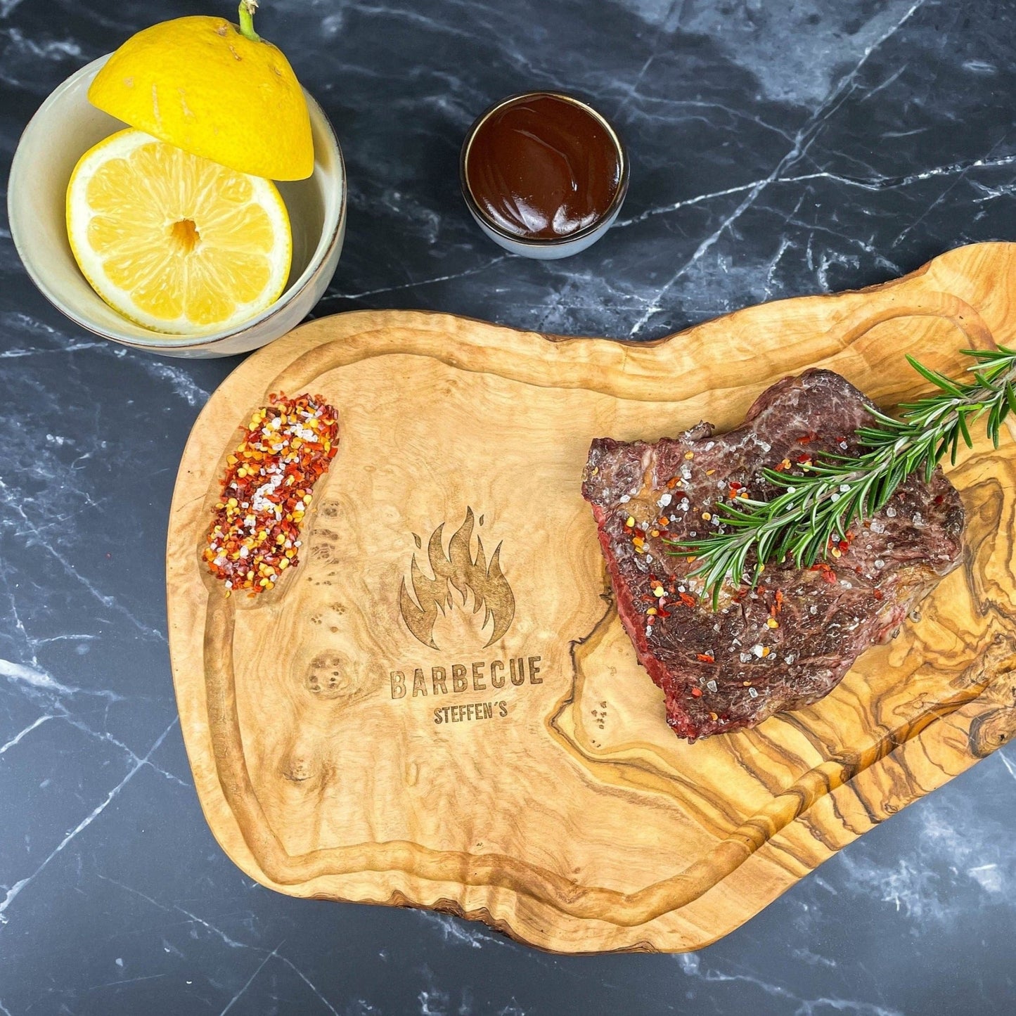 Personalisiertes Schneidebrett aus Olivenholz - Barbecue - Naturbedacht kaufen