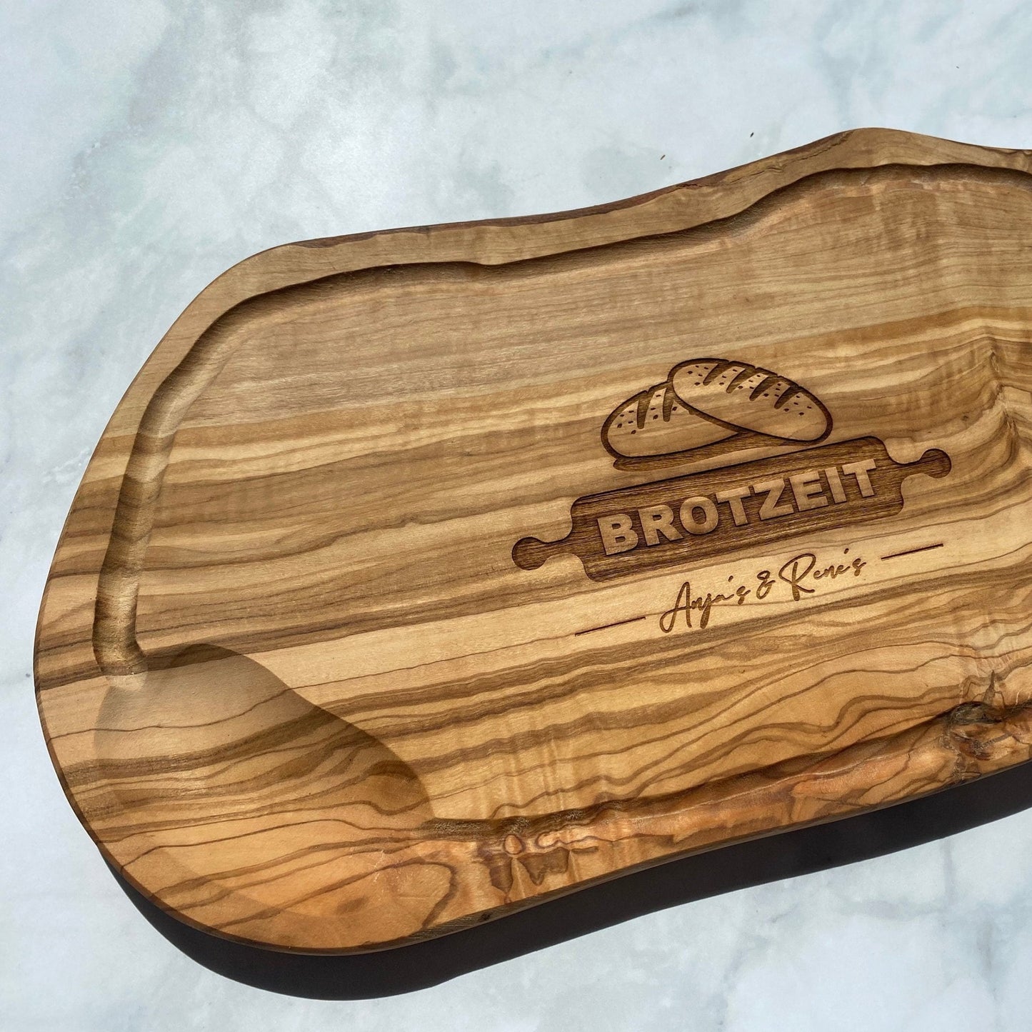 Personalisiertes Schneidebrett aus Olivenholz - Brotzeit - Naturbedacht kaufen
