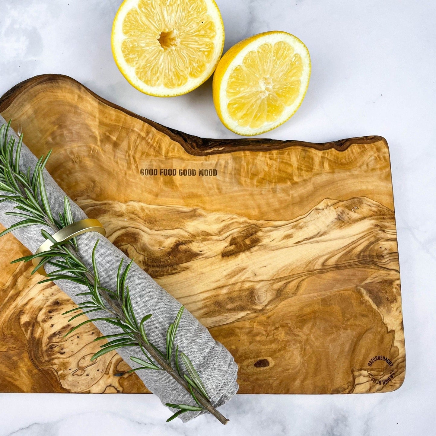 Personalisiertes Schneidebrett aus Olivenholz - Good food good mood - Naturbedacht kaufen