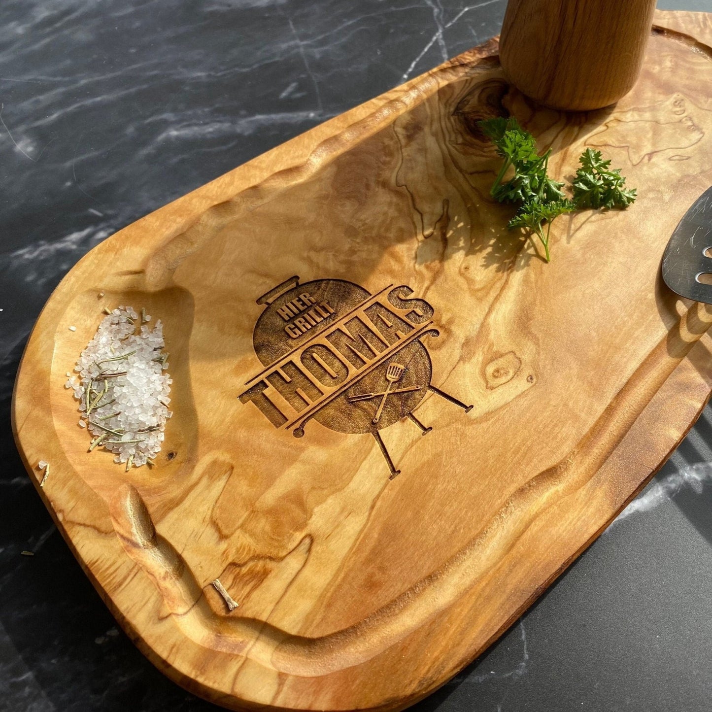 Personalisiertes Schneidebrett aus Olivenholz - Grill mit Namen - Naturbedacht kaufen