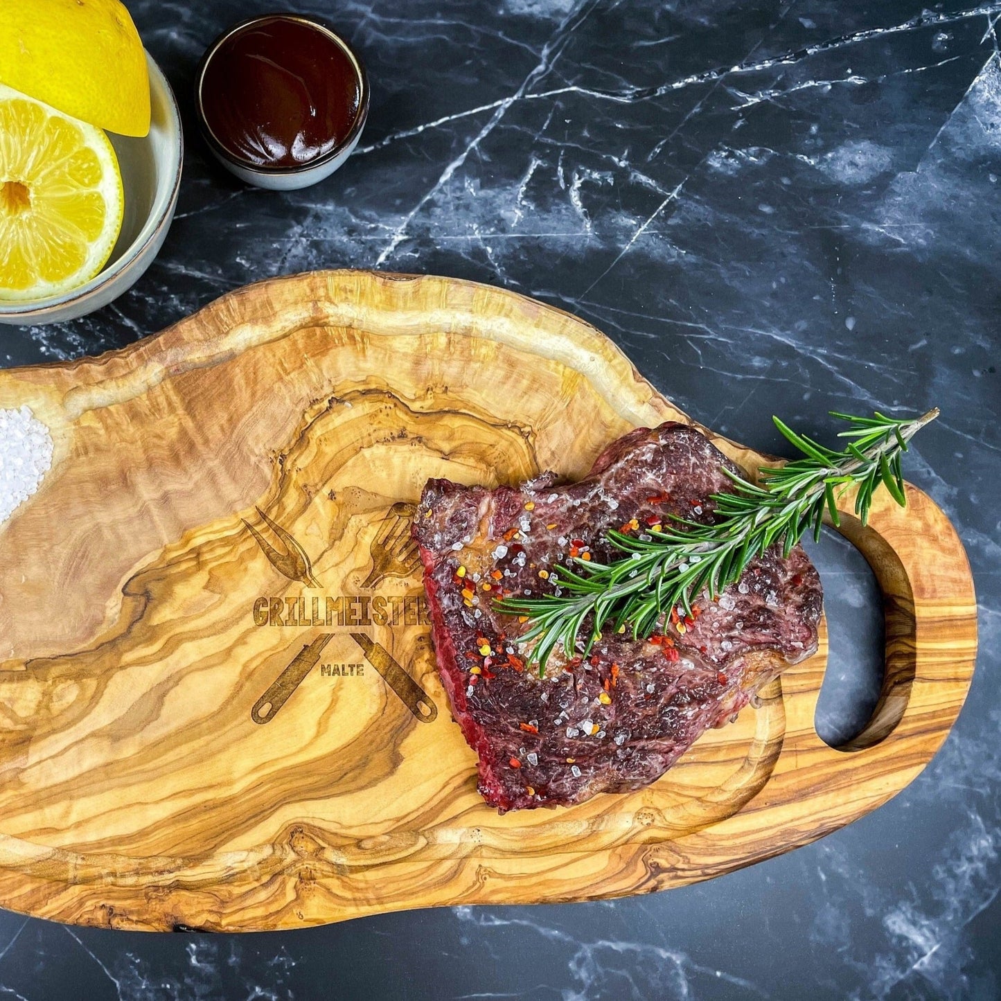 Personalisiertes Schneidebrett aus Olivenholz - Grillmeister - Naturbedacht kaufen