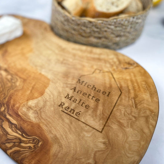 Personalisiertes Schneidebrett aus Olivenholz - Haus mit Namen - Naturbedacht kaufen