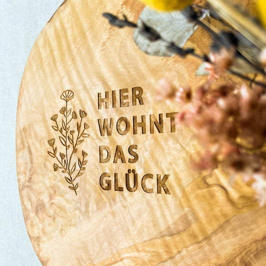 Personalisiertes Schneidebrett aus Olivenholz - Hier wohnt das Glück - Naturbedacht kaufen
