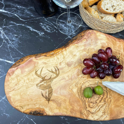 Personalisiertes Schneidebrett aus Olivenholz - Hirsch - Naturbedacht kaufen