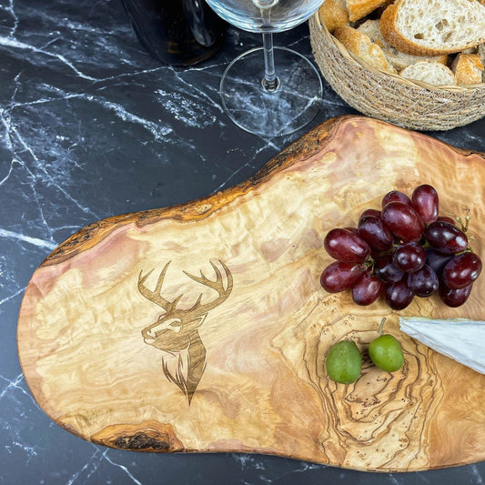 Personalisiertes Schneidebrett aus Olivenholz - Hirsch - Naturbedacht kaufen