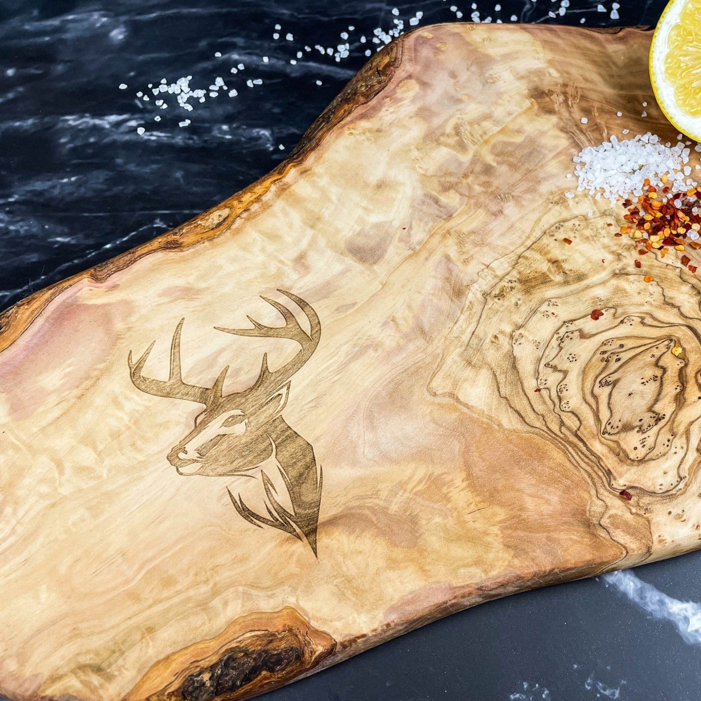 Personalisiertes Schneidebrett aus Olivenholz - Hirsch - Naturbedacht kaufen