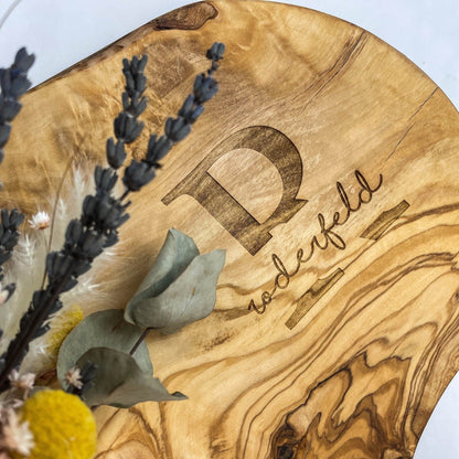 Personalisiertes Schneidebrett aus Olivenholz - Initial - Naturbedacht kaufen