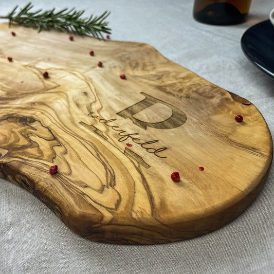 Personalisiertes Schneidebrett aus Olivenholz - Initial - Naturbedacht kaufen