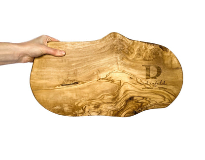 Personalisiertes Schneidebrett aus Olivenholz - Initial - Naturbedacht kaufen