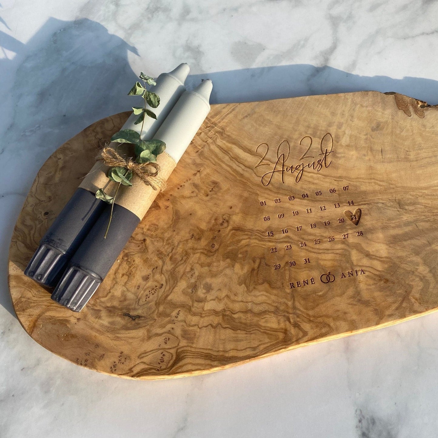 Personalisiertes Schneidebrett aus Olivenholz - Kalender - Naturbedacht kaufen